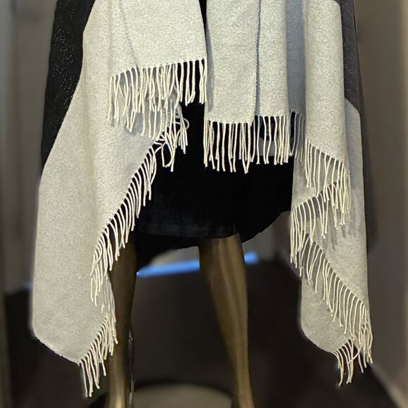 SACKCLOTH & ASHES 59"x70" Italian-Made Essentials Blanket Throw - Picture 4 of 13